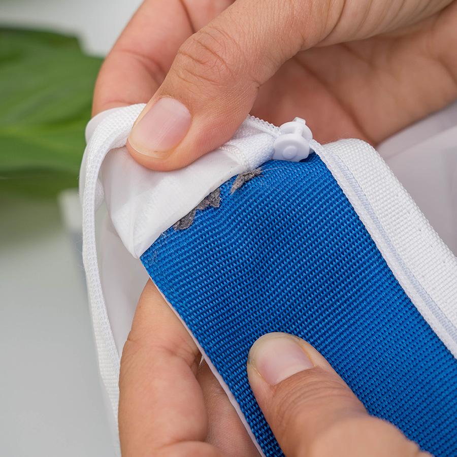 Guppyfriend Waschbeutel mit Mikroplastik